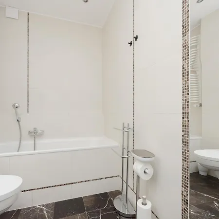 Luxury Three Bedroom With Parking & Balcony In Mokotow By Renters Prestige 바르샤바