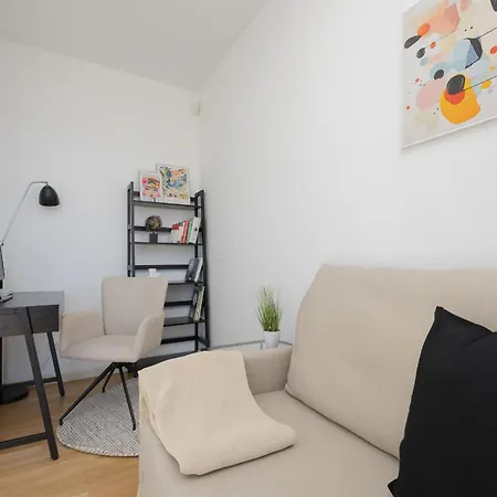 Luxury Three Bedroom With Parking & Balcony In Mokotow By Renters Prestige 아파트