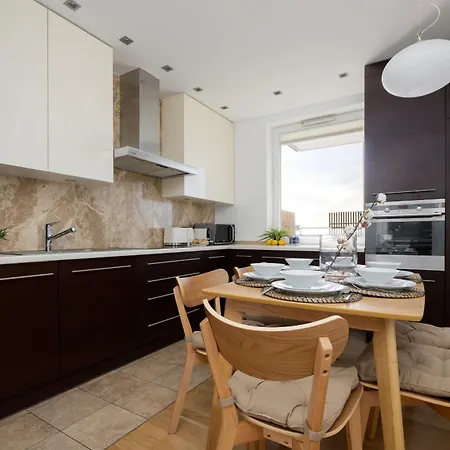 Luxury Three Bedroom With Parking & Balcony In Mokotow By Renters Prestige 아파트 *