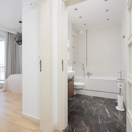 Luxury Three Bedroom With Parking & Balcony In Mokotow By Renters Prestige * 바르샤바