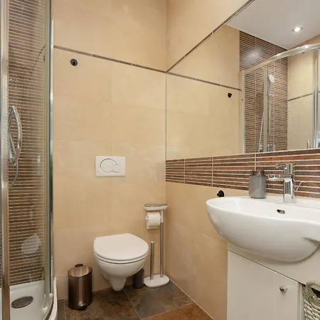 Luxury Three Bedroom With Parking & Balcony In Mokotow By Renters Prestige * 바르샤바