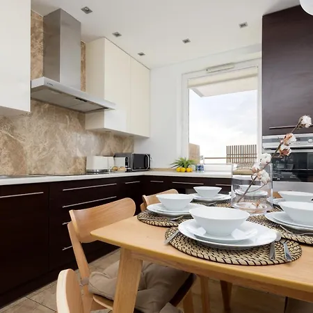 아파트 Luxury Three Bedroom With Parking & Balcony In Mokotow By Renters Prestige