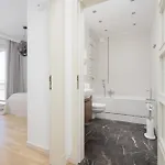 Luxury Three Bedroom With Parking & Balcony In Mokotow By Renters Prestige * ורשה